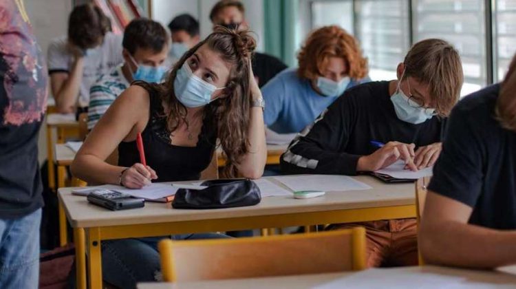 COVID-ul prezent în educație! Profesori, studenți, elevi și grădinițe, în carantină