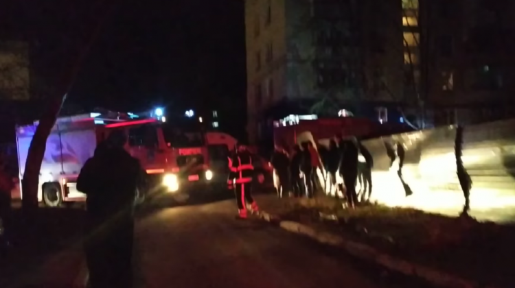 Deflagrație într-un bloc de locuit de la Botanica. O femeie și doi copii, internați în spital (FOTO/VIDEO)