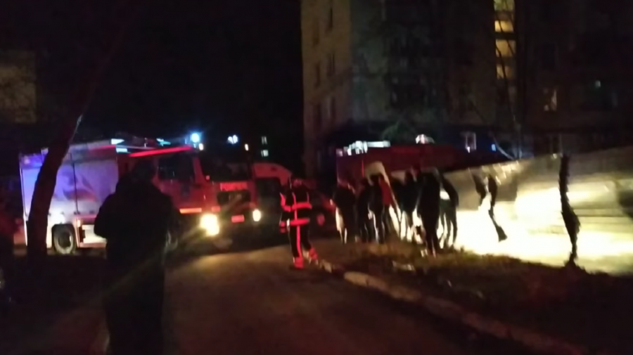 Deflagrație într-un bloc de locuit de la Botanica. O femeie și doi copii, internați în spital (FOTO/VIDEO)