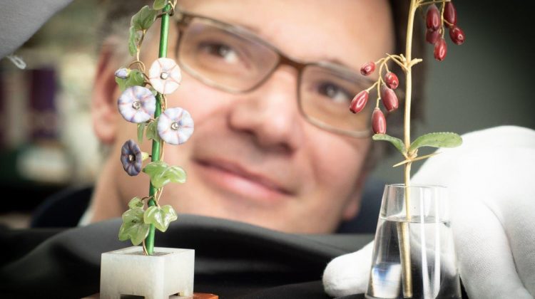 (FOTO) Florile Faberge din piatră – o capodoperă impresionantă. Le vei îndrăgi la prima vedere