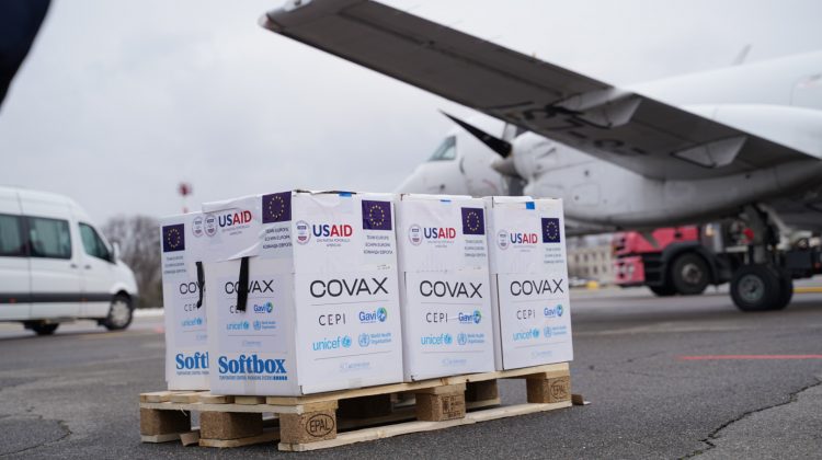 În Moldova a ajuns al doilea lot de vaccinuri împotriva COVID 19 prin intermediul COVAX