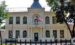 (FOTO) Ambasada SUA vinde trei mașini. Cine să le cumpere, când trebuie de plătit atât de mult taxe vamale