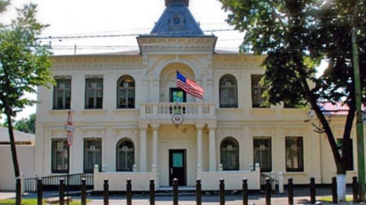 (FOTO) Ambasada SUA vinde trei mașini. Cine să le cumpere, când trebuie de plătit atât de mult taxe vamale