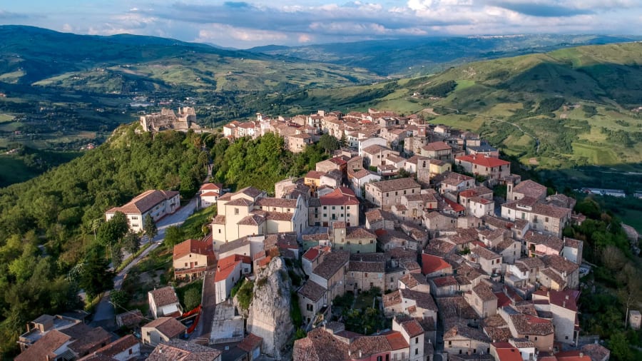 Cine pierde în afacerea caselor vândute cu 1 euro în Italia. Nu este totul atât de roz (FOTO)