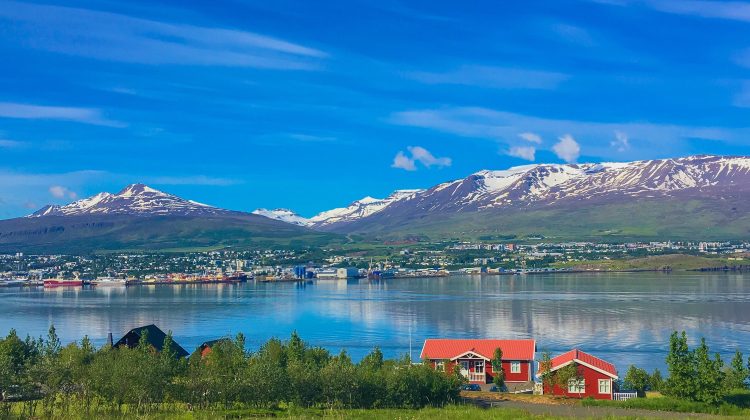 Țara în care elevii sunt în sălile de clasă, restaurantele sunt deschise, iar turiștii sunt bineveniți