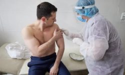 Președintele Ucrainei, Vladimir Zelensky s-a vaccinat împotriva COVID-19 împreună cu militarii din Donbass