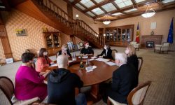 (FOTO) Familiile a cinci eroi decedați în Războiul de la Nistru, primite în vizită de președinta țării