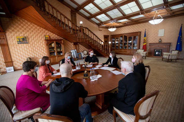 (FOTO) Familiile a cinci eroi decedați în Războiul de la Nistru, primite în vizită de președinta țării