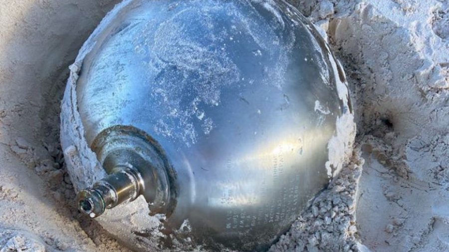 (FOTO) O sferă metalică „misterioasă”, cu inscripții în limba rusă, descoperită pe o plajă din Bahamas