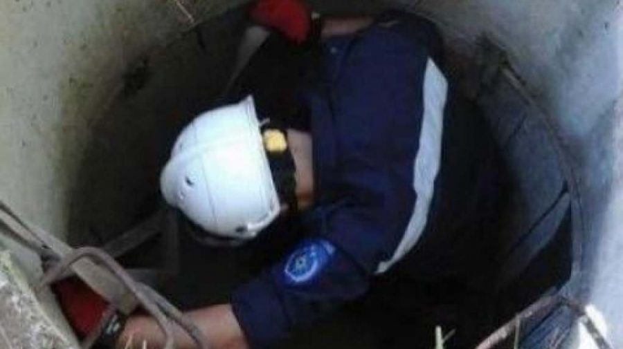 (FOTO) Se întâmplă-n Chișinău! Ziua amiaza-mare, un bărbat a căzut într-o gură de canalizare de trei metri