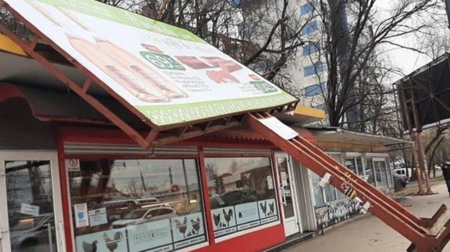 (FOTO) Un panou publicitar și mai mulți copaci din Capitală, doborâți de vântul puternic