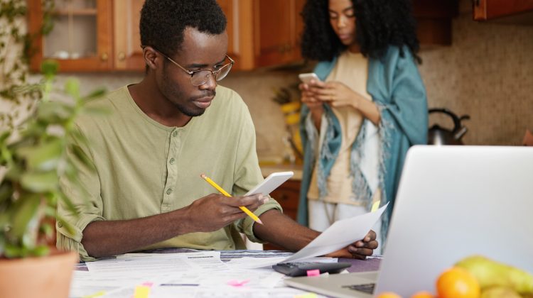 10 indicii care arată adevărul: NU economisești, ci ești SĂRAC