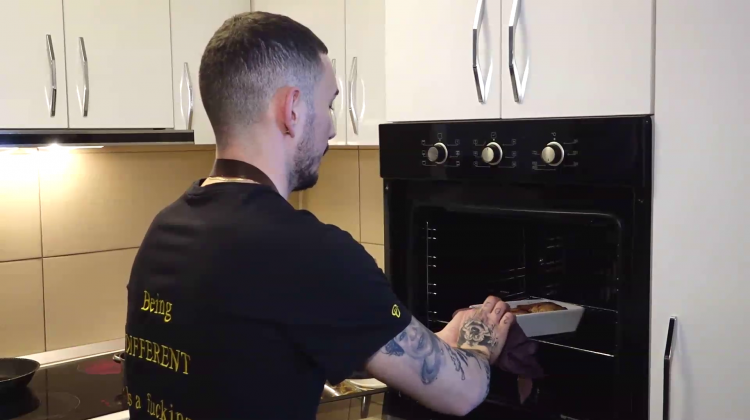 Reinventați de pandemie. Istoria bucătarului care a început să gătească acasă la client