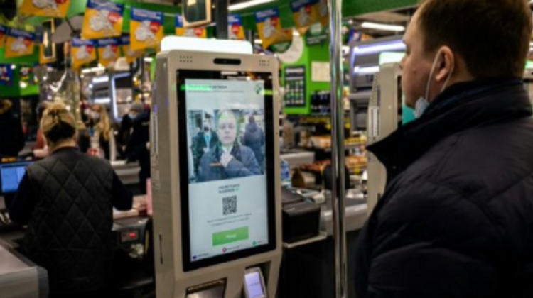 Recunoaşterea facială se răspândește activ în viaţa ruşilor. Chiar și la supermarket ”se plăteşte cu faţa”