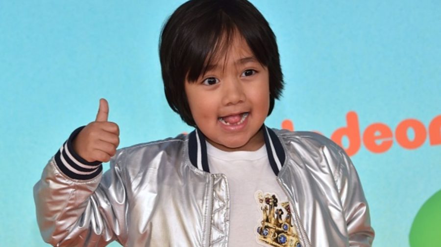 Cum să te îmbogățești pe YouTube. Ghidul copilului care câștigă milioane de dolari anual