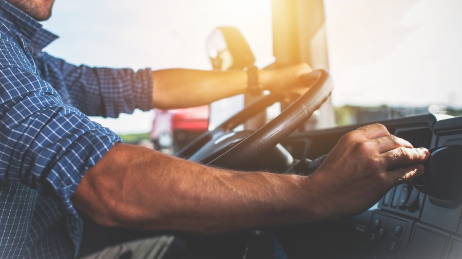 Sunt de acord să fie spionați doar ca să nu fie dați afară. Ce impune o companie angajaților