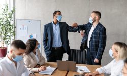 12 reguli ale etichetei de afaceri pe care mulți le încalcă fără să știe. Tu le cunoști?