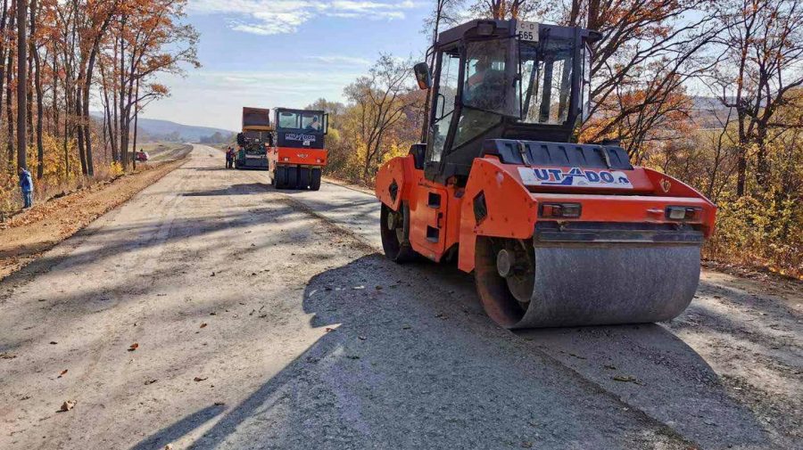 Progres cu viteza melcului. În patru ani „regele asfaltului” a construit 2,5 km dintr-un drum de 6km