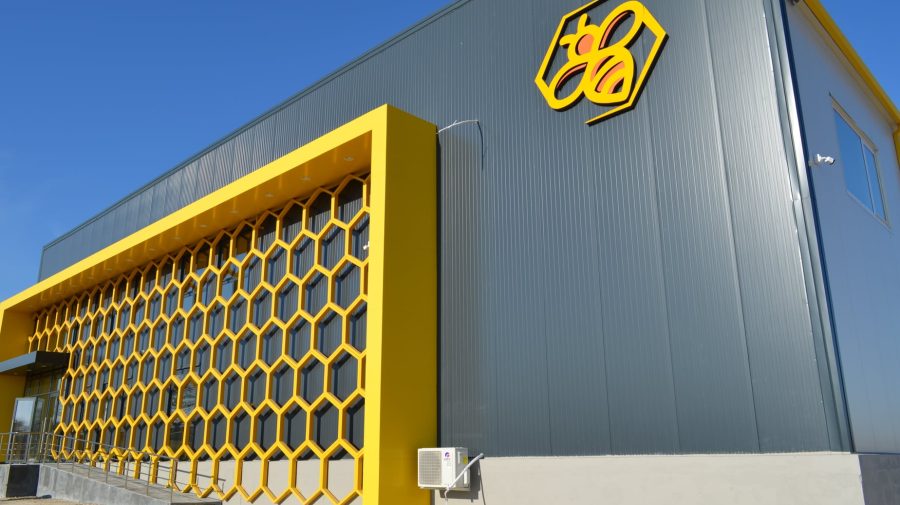 (FOTO) Un complex modern de colectare, procesare, ambalare și depozitare a mierii a fost construit la Peresecina