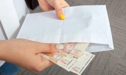 Salariul „în plic” este o încălcare a drepturilor angajatului! Tot ce trebuie să ȘTII despre această practică