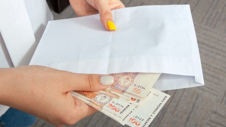 Salariul „în plic” este o încălcare a drepturilor angajatului! Tot ce trebuie să ȘTII despre această practică