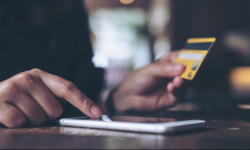 Beneficiarii de pensii și alocații sociale, care dețin carduri bancare, își pot primi banii. Anunțul CNAS