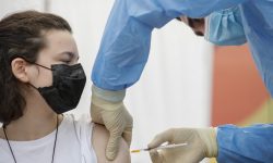 ATENȚIE PĂRINȚI! Din 18 noiembrie începe vaccinarea copiilor mai mari de 12 ani. Tot ce trebuie să cunoașteți (VIDEO)