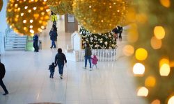 (FOTO) Atmosferă de sărbătoare la Aeroportul Internațional Chișinău! A fost împodobit bradul și instalate decorațiuni