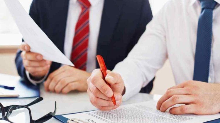 Un grup de avocați de la noi amenință autoritățile centrale că vor intra în grevă. DE CE?