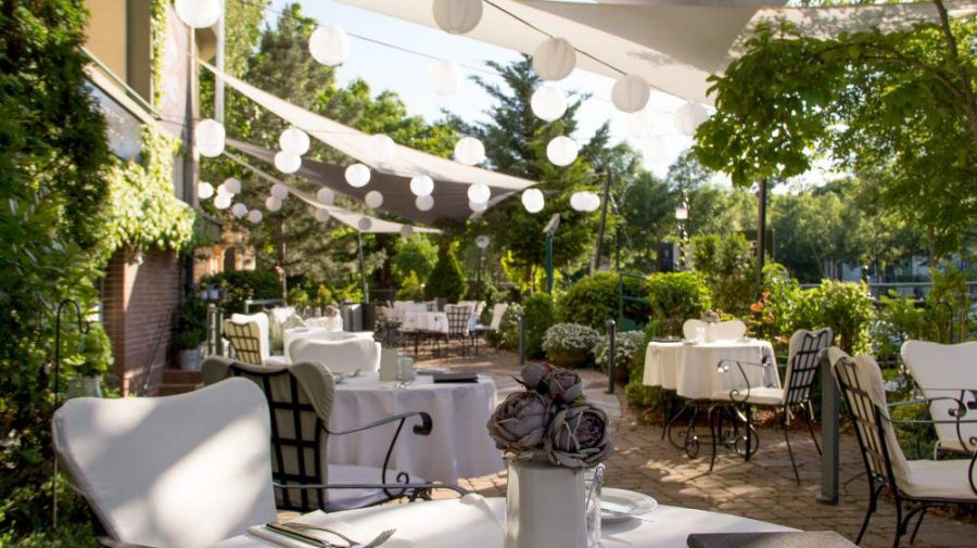 Restaurantele din Ungaria rămân fără bucătari, și localurile de LUX au probleme. Își „fură” angajații unii de la alții