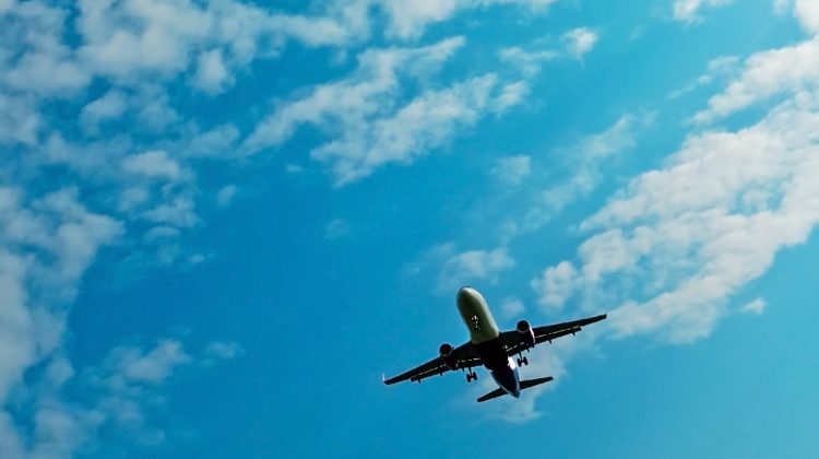 Expert: Restricțiile de călătorie vin prea târziu pentru a opri varianta Omicron. „Se răspândește destul de rapid”