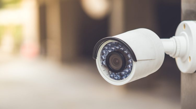 Într-un oraș vor fi instalate peste 10 mii de camere video. Cetățenii vor fi urmăriți pentru a combate pandemia