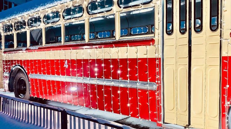 (FOTO) Atmosferă de sărbători pe străzile Capitalei! Începând cu ora 18:00 vor circula 11 troleibuze decorate