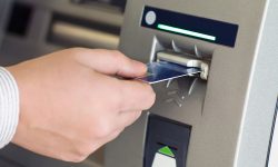 Moldovenii îndrăgesc tot mai mult plățile fără numerar, dar nu renunță la cash. Câte miliarde au scos din bancomate