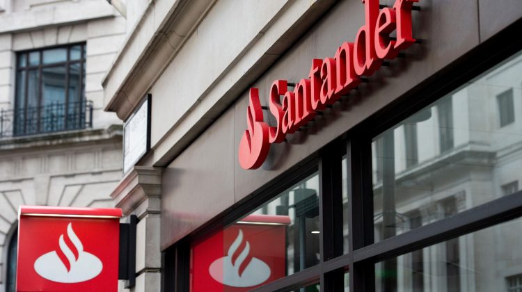 O bancă a virat peste 155 de milioane de euro în conturile unor clienți, chiar de Crăciun. Cum s-a întâmplat