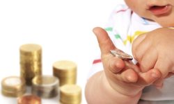 Guvernul vrea să-i facă pe tineri să nască mai mulți copii. A majorat cu 609 lei îndemnizația unică