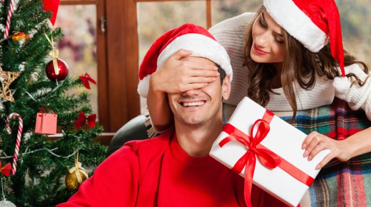 Cadouri de Anul Nou care vor înnebuni bărbații! Surprinde-l plăcut