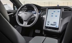 Tesla recheamă în service 475.000 de maşini electrice. Au fost depistate probleme ce sporesc riscul de accidente