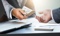 Moca se termină. Creditele se scumpesc încet, dar sigur