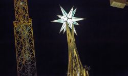 (FOTO) Cel mai înalt turn al Sagrada Familia, luminat pentru prima dată. În vârf are o stea de 1,5 milioane EURO