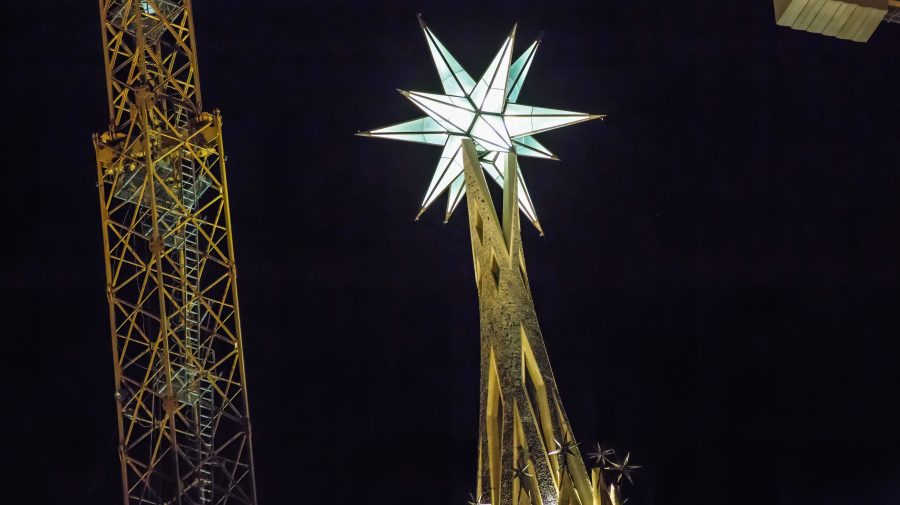 (FOTO) Cel mai înalt turn al Sagrada Familia, luminat pentru prima dată. În vârf are o stea de 1,5 milioane EURO