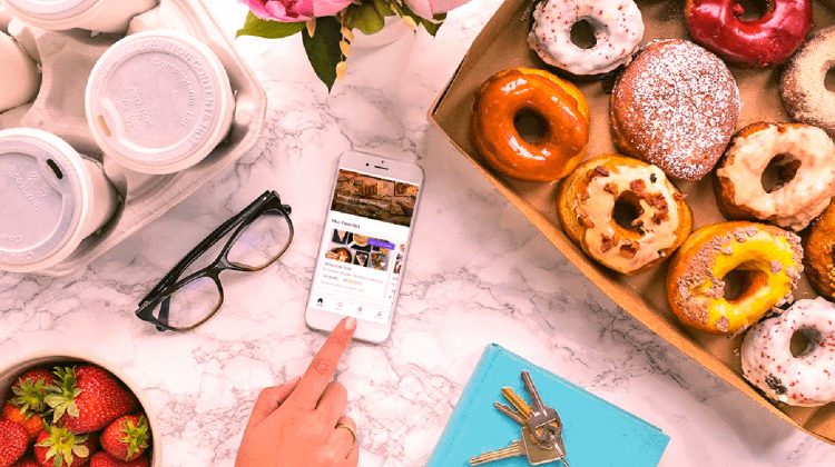 Vești bune pentru cei care lucrează în livrări prin aplicații: Ce plănuiește UE în privința lor