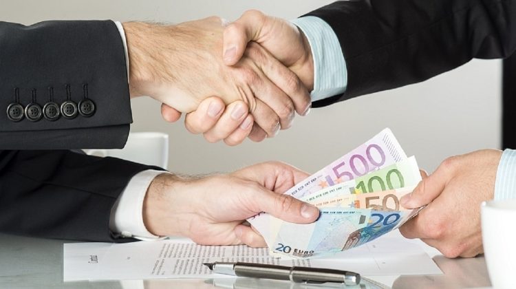 Creditul bancar: avantaje și dezavantaje. La ce trebuie să fii atent când alegi un credit