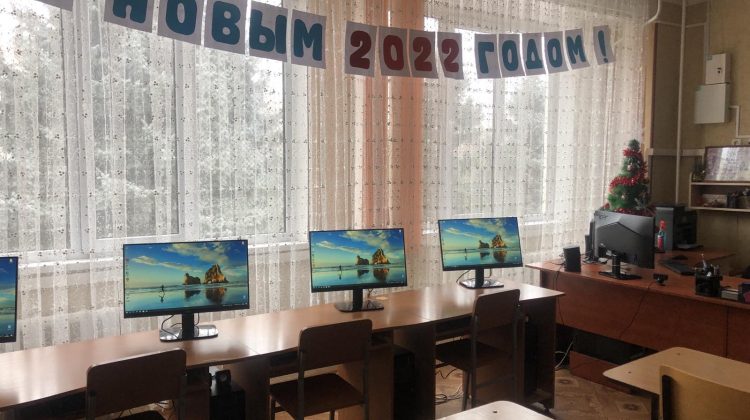 Magazinul Accent Electronic a donat calculatoare noi unui liceu din Capitală