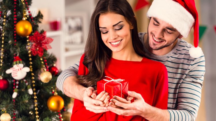 Cadouri de Revelion pe care femeile le adoră! Cum să o surprinzi