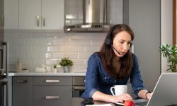 Dacă te lovești pe drumul de la pat la birou, și muncești remote, este accident de muncă. Decizie în Germania