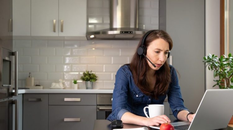 Dacă te lovești pe drumul de la pat la birou, și muncești remote, este accident de muncă. Decizie în Germania