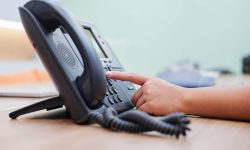 Apune era telefoniei fixe. Piața s-a prăbușit cu 12% în anul 2021