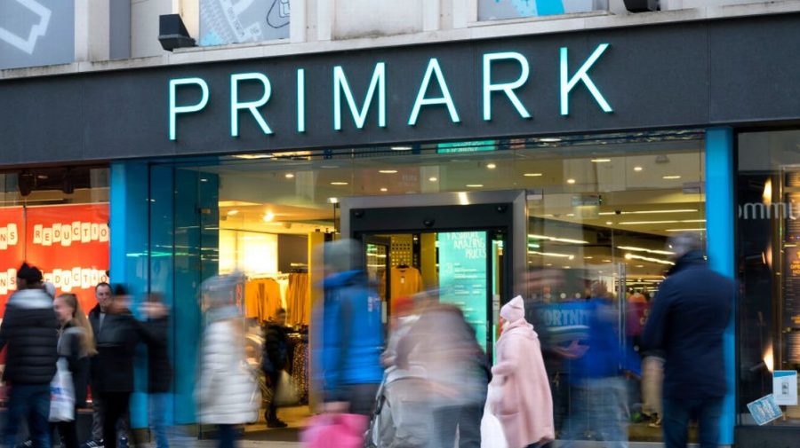 Criza energetică ar putea duce la creșterea prețurilor. Primark reduce 400 de poziții de management în magazine