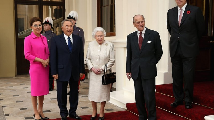 Elita Kazahstanului și-a asigurat averea în Marea Britanie. Populația “arde” în stradă